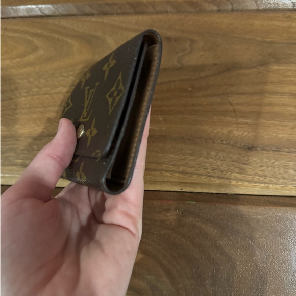 Louis Vuitton Monogram Card Holder - Picture 4 of 11